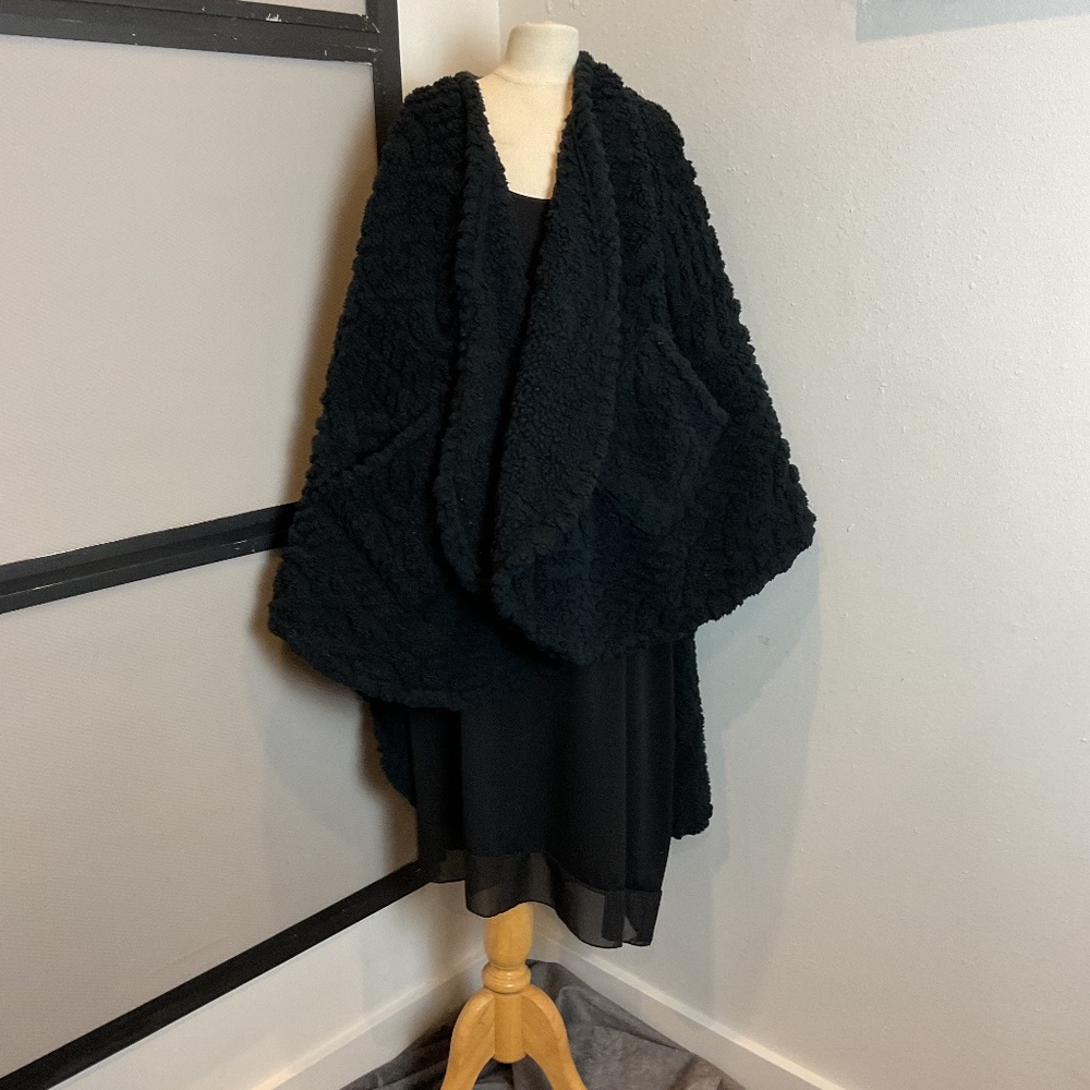 Berkshire PrimaLush Cape One Size - Black